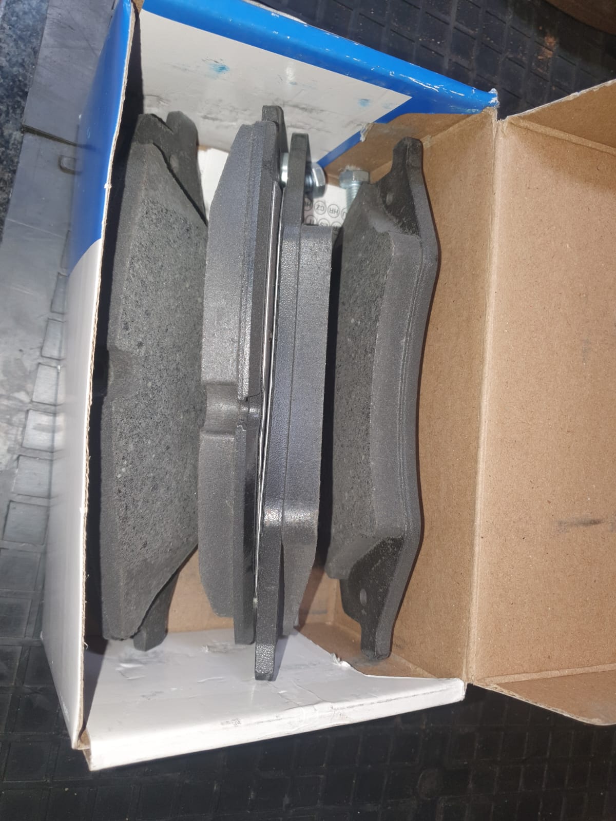 LAND ROVER DISCOVERY 4 BRAKE PADS AND SENSORS BRAND NEW FOR SALE LAND ROVER DISCOVERY 4 BRAKE PADS AND SENSORS BRAND NEW FOR SALE