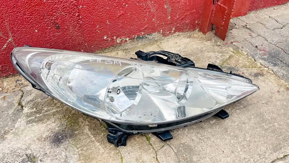Peugeot 207/307 headlight - Private Seller Peugeot 207/307 headlight - Private Seller