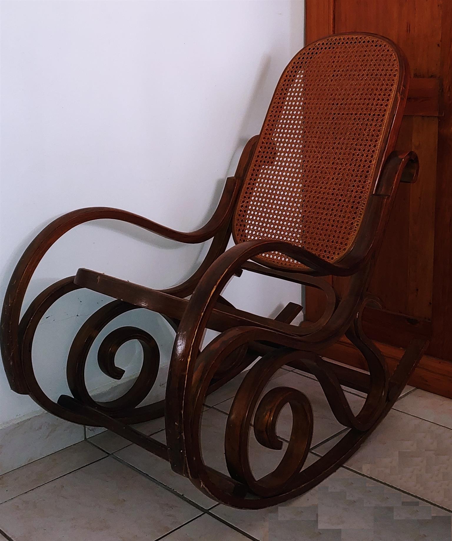 Timeless piece – Vintage Thonet Style Bentwood Rocking Chair Timeless piece – Vintage Thonet Style Bentwood Rocking Chair