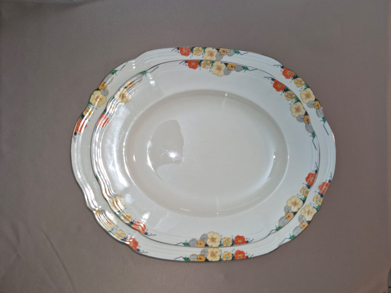 English Antique 2 Serving Plates, Price Negotiable. Please whatsapp me to arrang