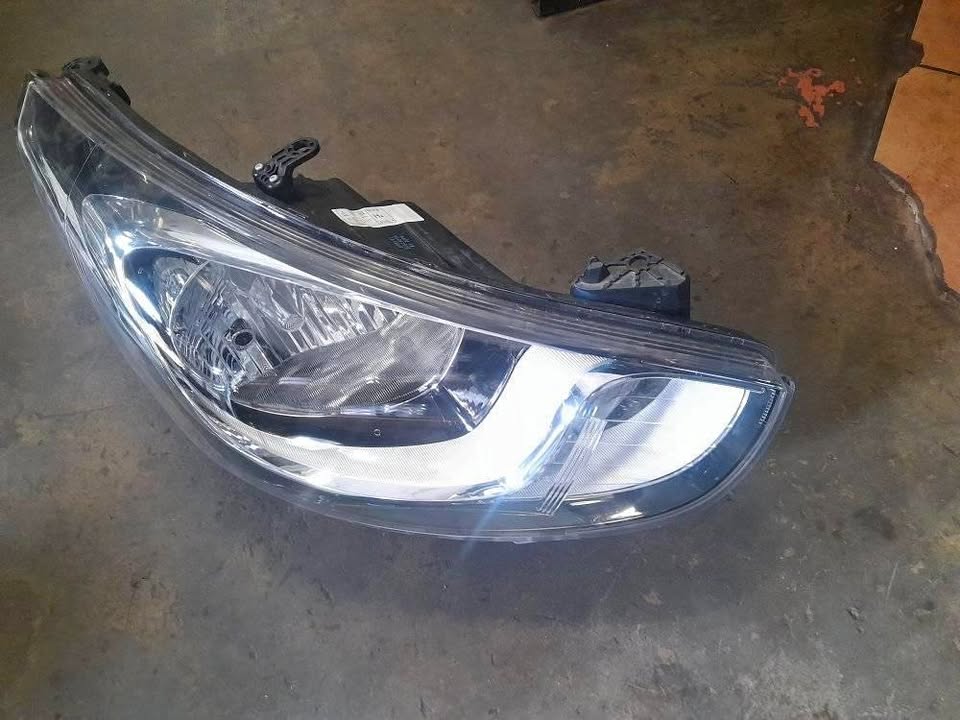 HYUNDAI ACCENT RIGHT HEADLAMP AVAILABLE - Private Seller HYUNDAI ACCENT RIGHT HEADLAMP AVAILABLE - Private Seller