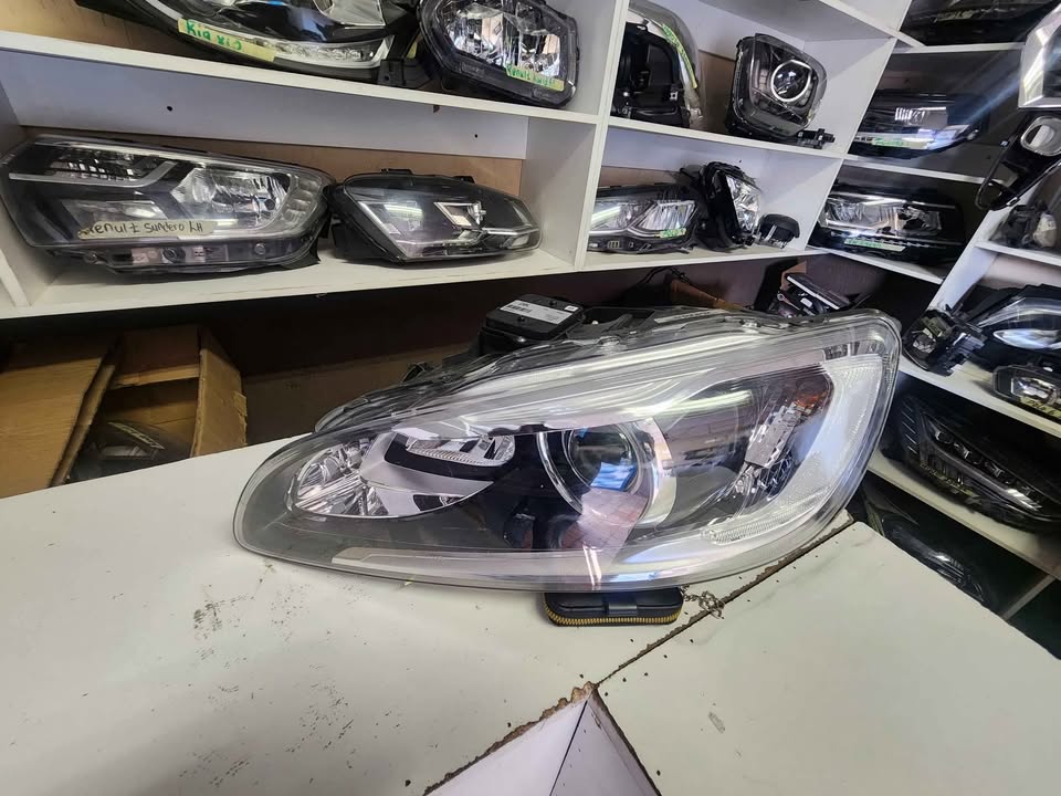Volvo S60 headlight super clean - Private Seller Volvo S60 headlight super clean - Private Seller