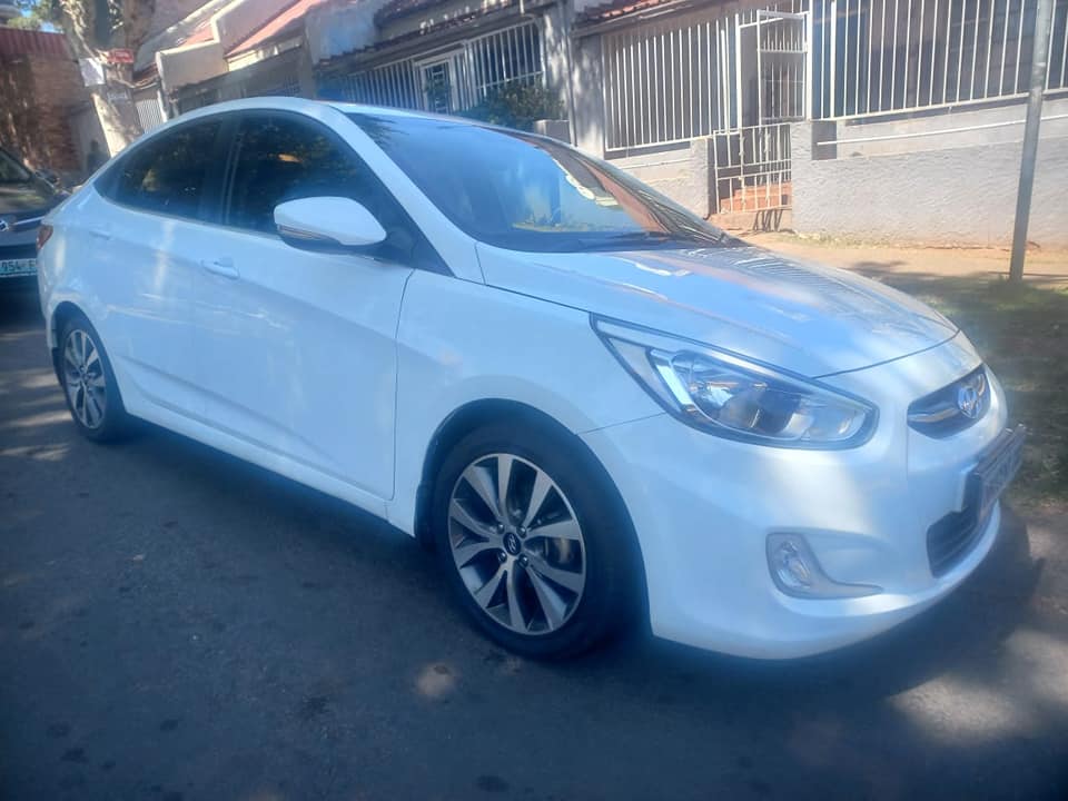2017 HYUNDAI ACCENT SEDAN 1.6 GLS PETROL, MANUAL, WHITE COLOR, MILEAGE