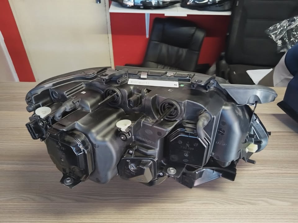 2008 BMW 7 SERIES FRONT LEFT HEADLIGHT FOR SALE IN PRISTINE CONDITION - Private Seller 2008 BMW 7 SERIES FRONT LEFT HEADLIGHT FOR SALE IN PRISTINE CONDITION - Private Seller