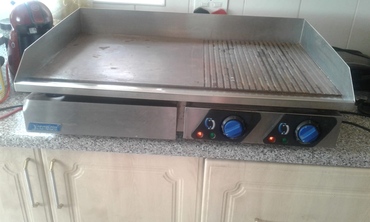 Electric flattop griller