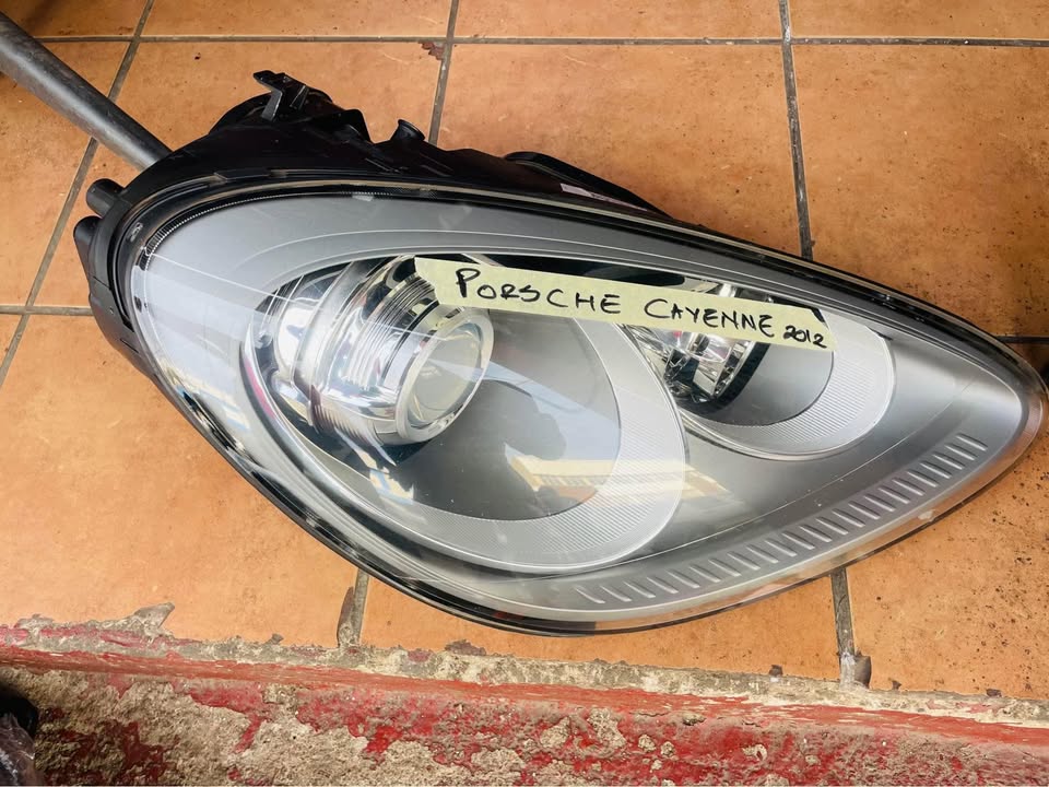 PORSCHE CAYENNE HEADLIGHT 2012 - Private Seller PORSCHE CAYENNE HEADLIGHT 2012 - Private Seller