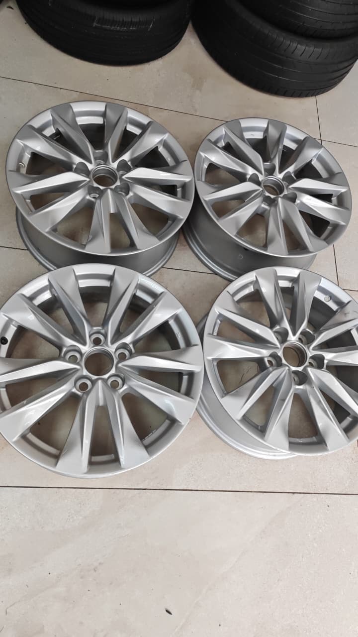 17inch Toyota Corolla Professional original mags set for - Private Seller 17inch Toyota Corolla Professional original mags set for - Private Seller