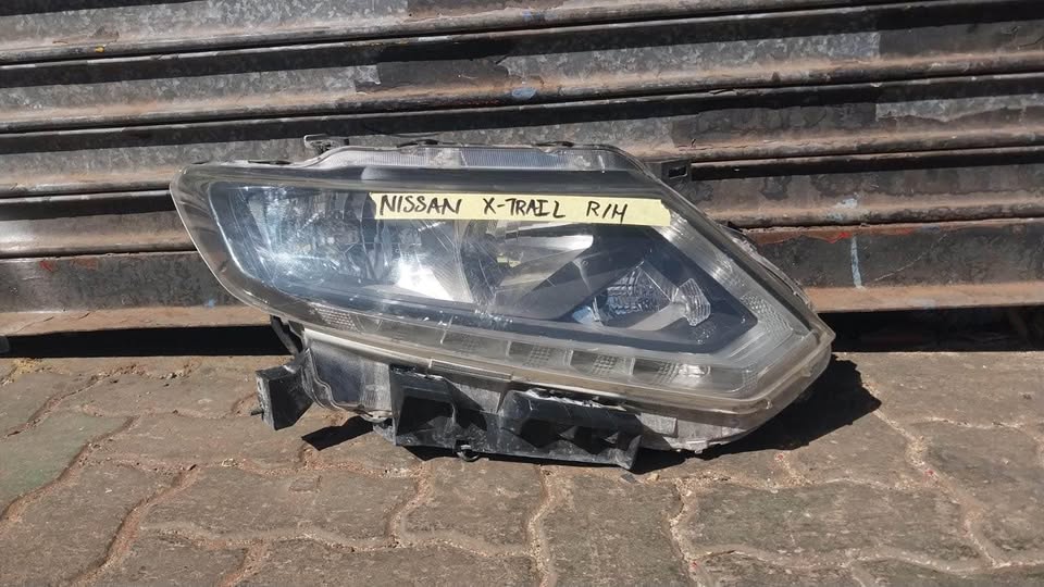 Nissan X-Trail headlight - Private Seller Nissan X-Trail headlight - Private Seller