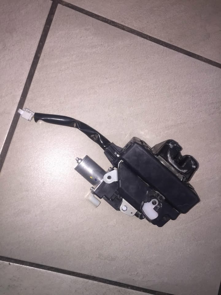 Toyota Fortuner Boot lock