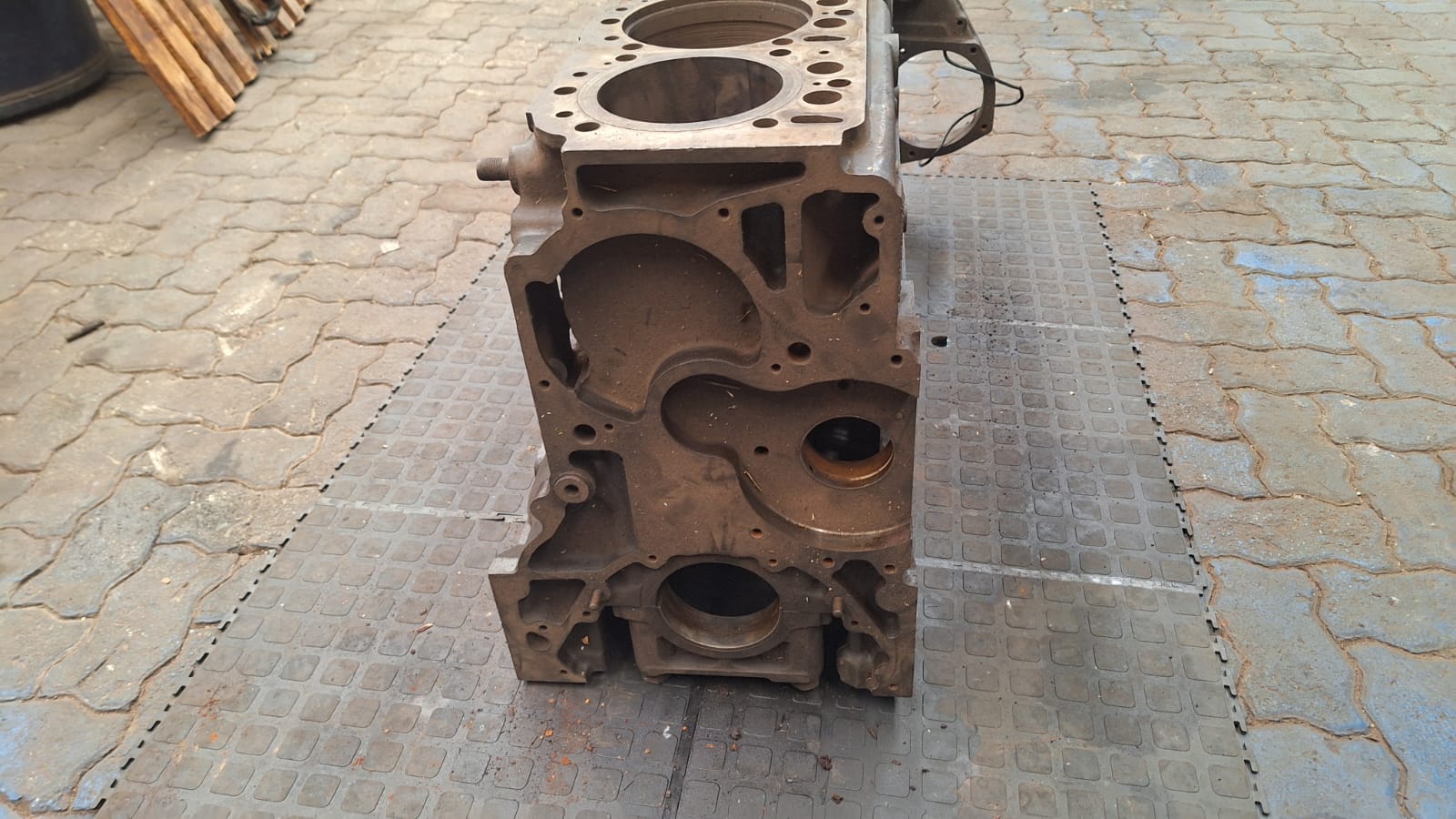 MAn D2876 LF25 Engine Block | Junk Mail Marketplace