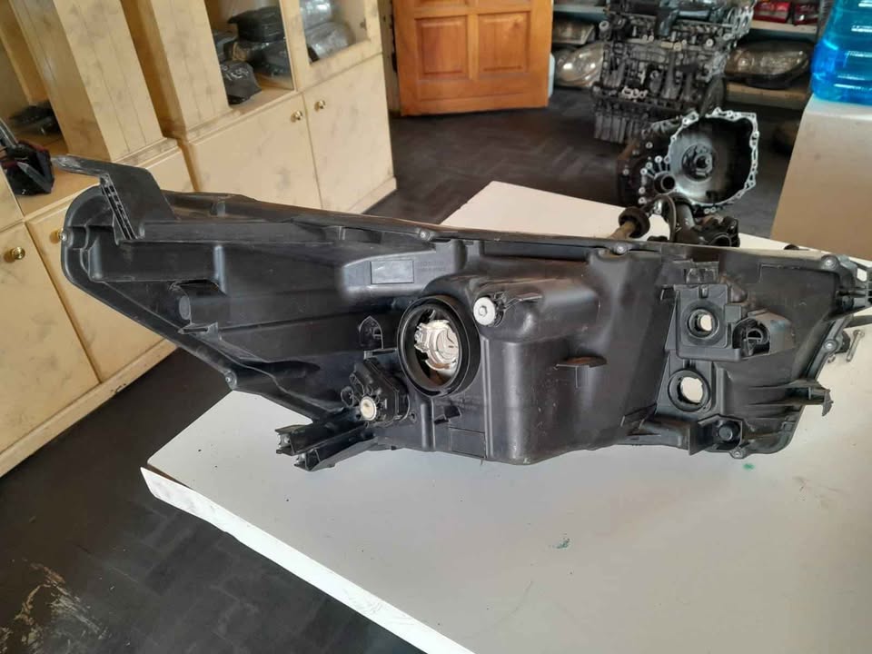 Toyota Hilux 2017 left headlight for sale - Private Seller Toyota Hilux 2017 left headlight for sale - Private Seller