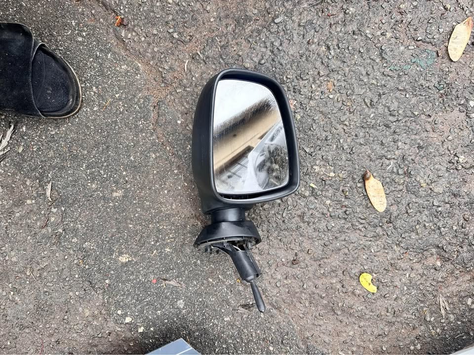 Nissan Np200 , Renault sandero, Dacia duster left side mirror - Private Seller Nissan Np200 , Renault sandero, Dacia duster left side mirror - Private Seller