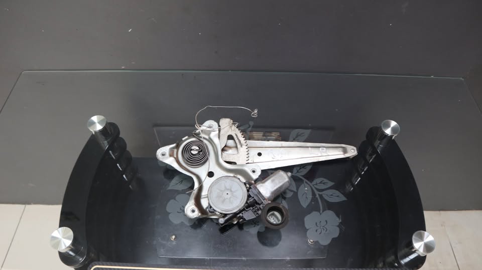 RX 300 LEXUS WINDOW MECHANISM REAR LEFT - Private Seller