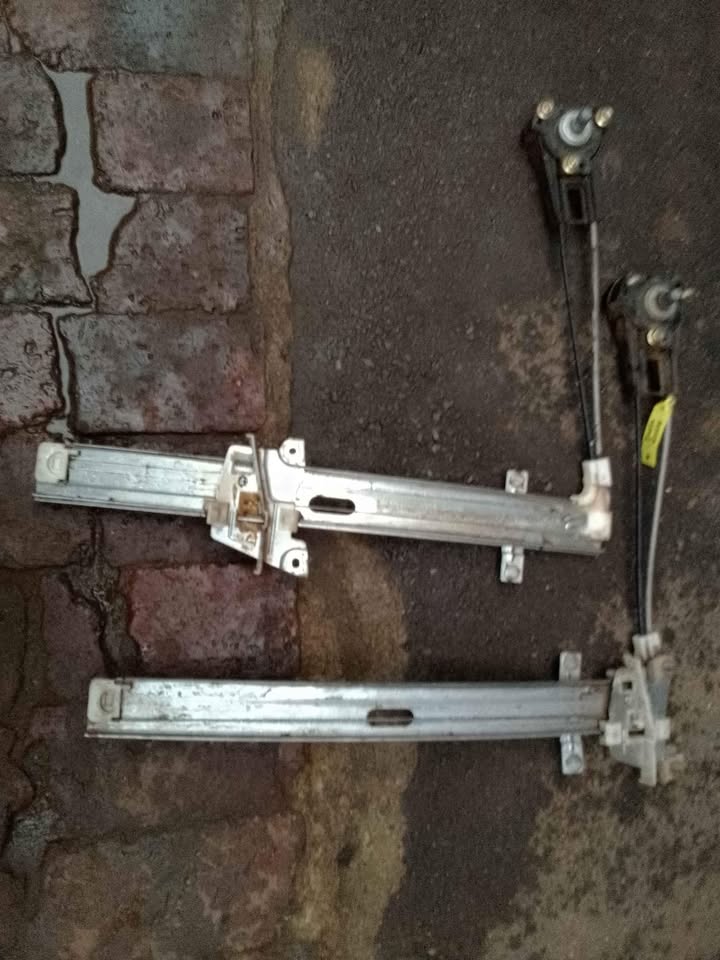 Mazda 323 right front window mechanism - Private Seller