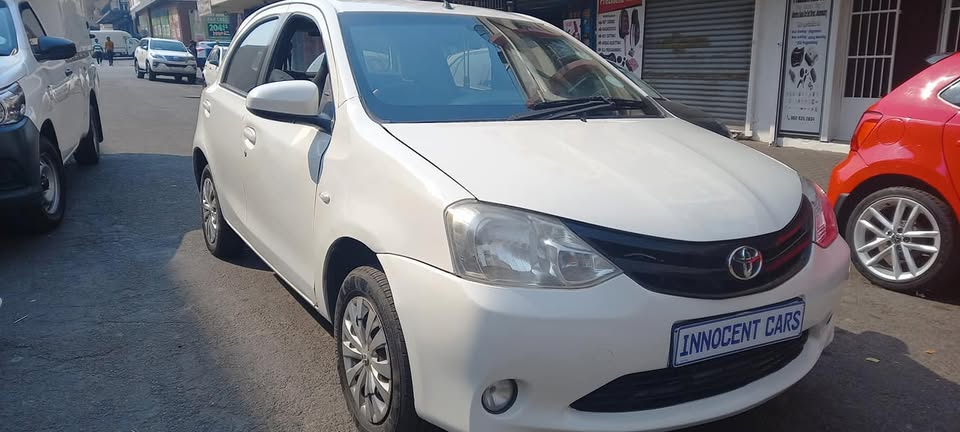 2014 TOYOTA ETIOS 1.5 SPRINTER 5Dr. HATCHBACK, MANUAL TRANSMISSION, WHITE COLOUR, 86000KM