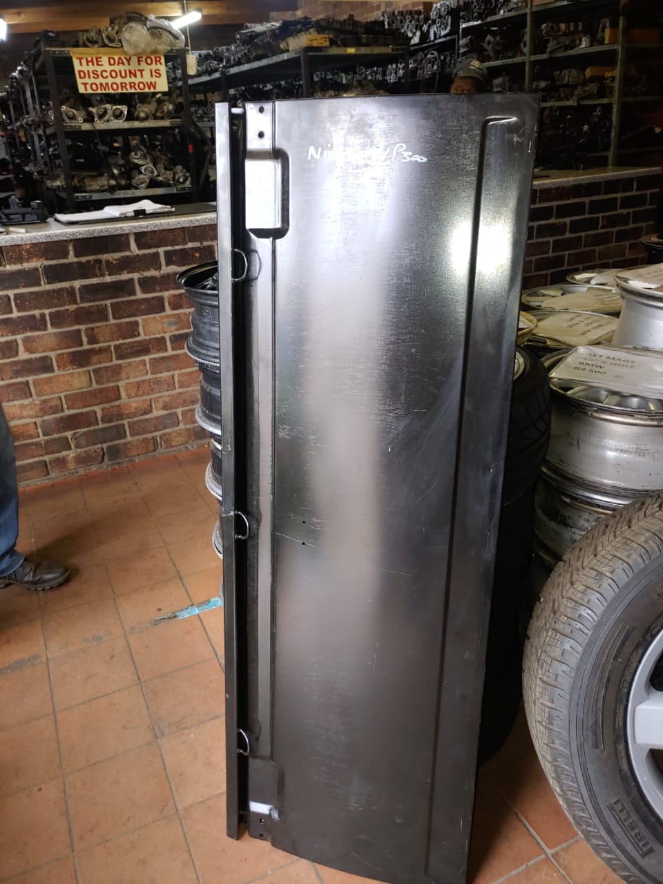 NISSAN NP 300 TAILGATE FOR SALE BRAND NEW