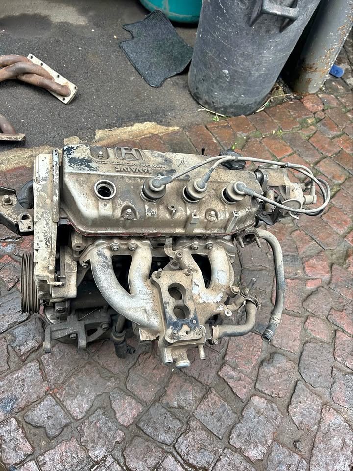Honda D15b carb Engine stripping Stripping for parts Call or whatsapp - Private Seller Honda D15b carb Engine stripping Stripping for parts Call or whatsapp - Private Seller