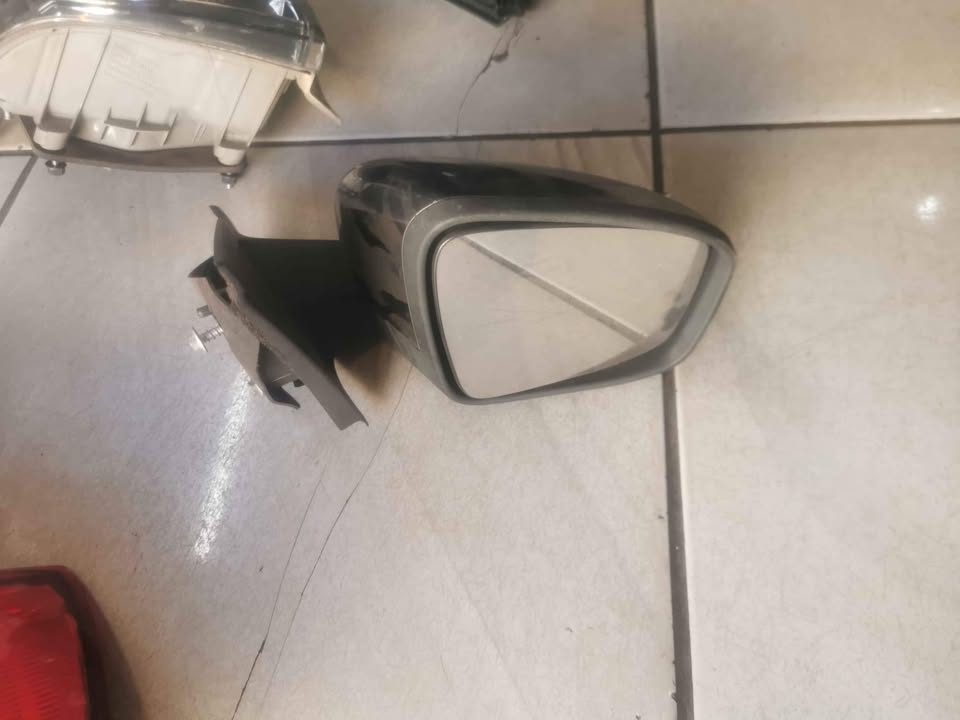 Renault kwid right side mirror - Private Seller Renault kwid right side mirror - Private Seller