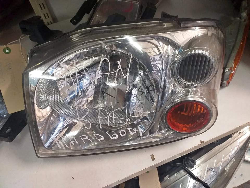 Nissan NP300 HEADLIGHTS - Private Seller Nissan NP300 HEADLIGHTS - Private Seller