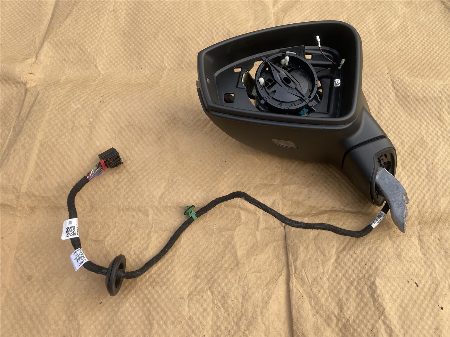 2022 VW TOUAREG ELECTRONIC AUTO-FOLD DOOR MIRROR LEFT SIDE FOR SALE - Private Seller 2022 VW TOUAREG ELECTRONIC AUTO-FOLD DOOR MIRROR LEFT SIDE FOR SALE - Private Seller