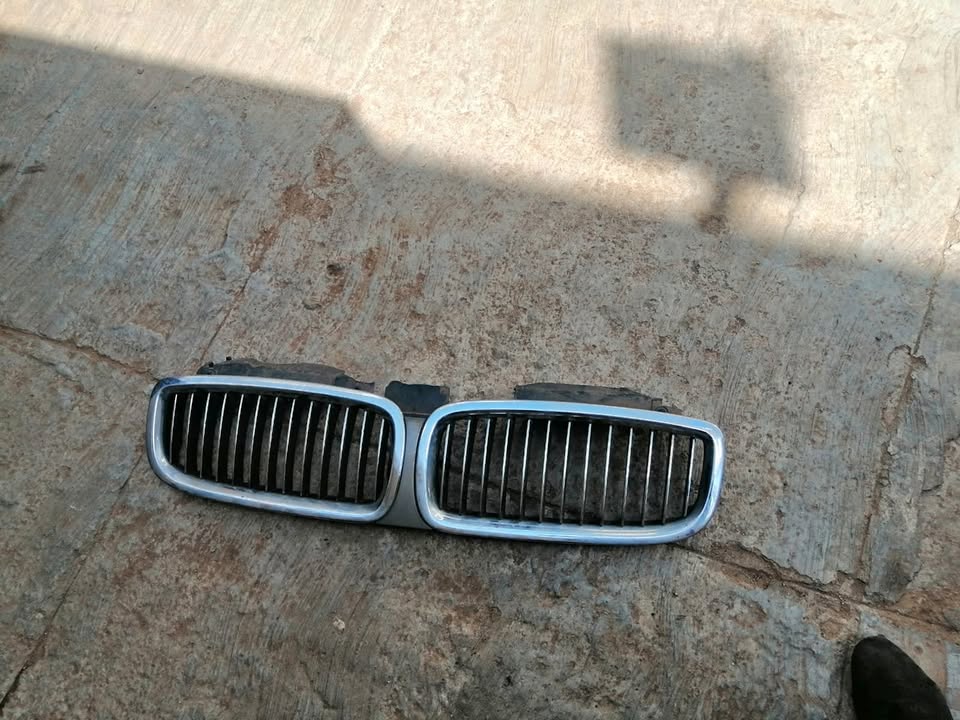 BMW 735i Front grille - Private Seller