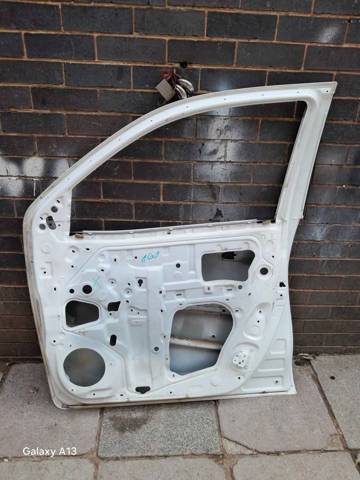 TOYOTA HILLUX GD6 RIGHT FRONT DOOR - Private Seller TOYOTA HILLUX GD6 RIGHT FRONT DOOR - Private Seller