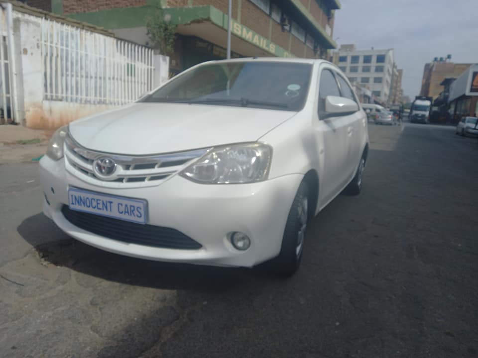 2014 TOYOTA ETIOS SEDAN 1.5 SPRINTER PETROL, MANUAL, WHITE COLOUR, MILEAGE