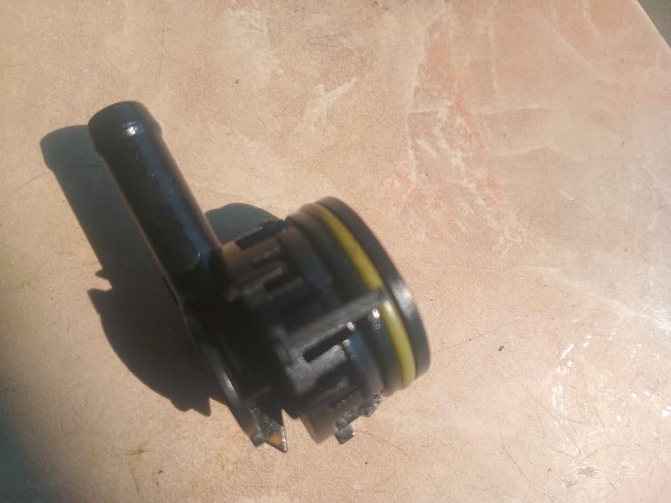 NEW AUDI A3 SPORTBACK 8V PCV NON-RETURN VALVE 04E103175 ORIGINAL - Private Seller NEW AUDI A3 SPORTBACK 8V PCV NON-RETURN VALVE 04E103175 ORIGINAL - Private Seller