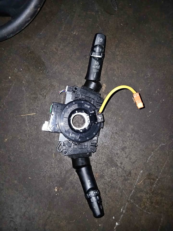 Mitsubishi xpander horn sensor and indelicator switch - Private Seller Mitsubishi xpander horn sensor and indelicator switch - Private Seller