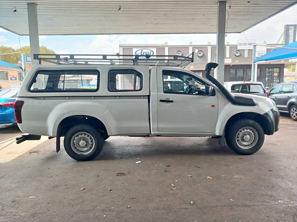 2020 ISUZU KB250 D-MAX 4X2 S/C Transmission: Manual  Mileage: 38000km Fueltype: Diesel White