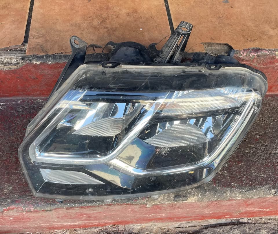 Renault Duster headlight 2016/19 - Private Seller Renault Duster headlight 2016/19 - Private Seller