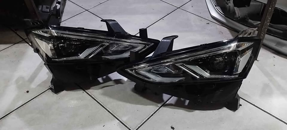 ISUZU MU-X HEADLIGHTS L/RHS AVAILABLE - Private Seller ISUZU MU-X HEADLIGHTS L/RHS AVAILABLE - Private Seller