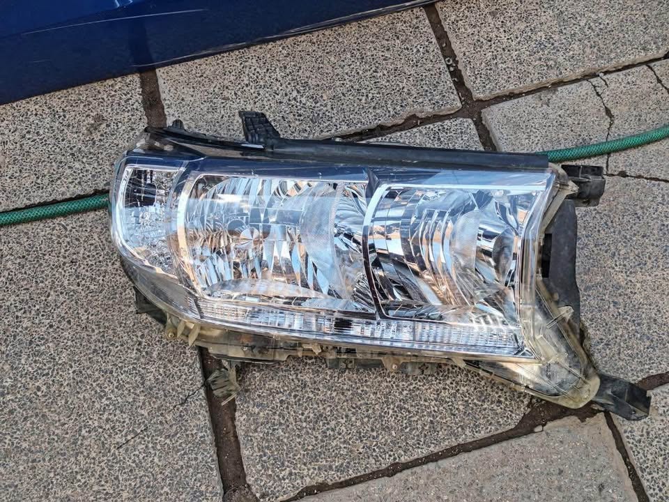 Toyota Landcruiser 200 Series GX Headlight - Private Seller Toyota Landcruiser 200 Series GX Headlight - Private Seller
