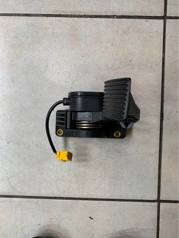Mercedes Benz Actros accelerator pedal