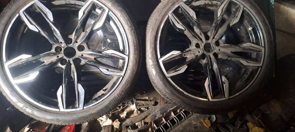 Set of OEM 21 Inch BMW mag wheels wide & narrow with runflat tyres - Private Seller