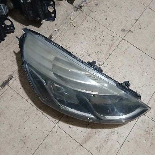 Renault Clio 4 headlight - Private Seller Renault Clio 4 headlight - Private Seller