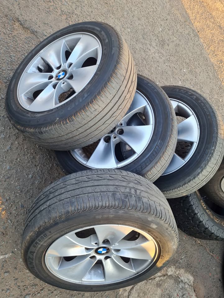 Bmw E90 original alloy mags size 16×tyres still in good condition