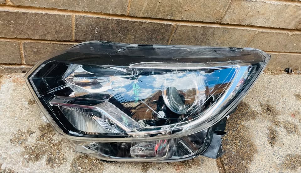 RENAULT TRIBER HEADLIGHT 2020 - Private Seller RENAULT TRIBER HEADLIGHT 2020 - Private Seller