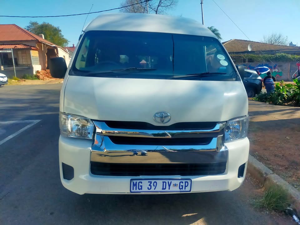 2011 TOYOTA QUANTUM 2.5 GL 14SEATER Transmission: Manual  Mileage: 230000km Fueltype: Diesel White