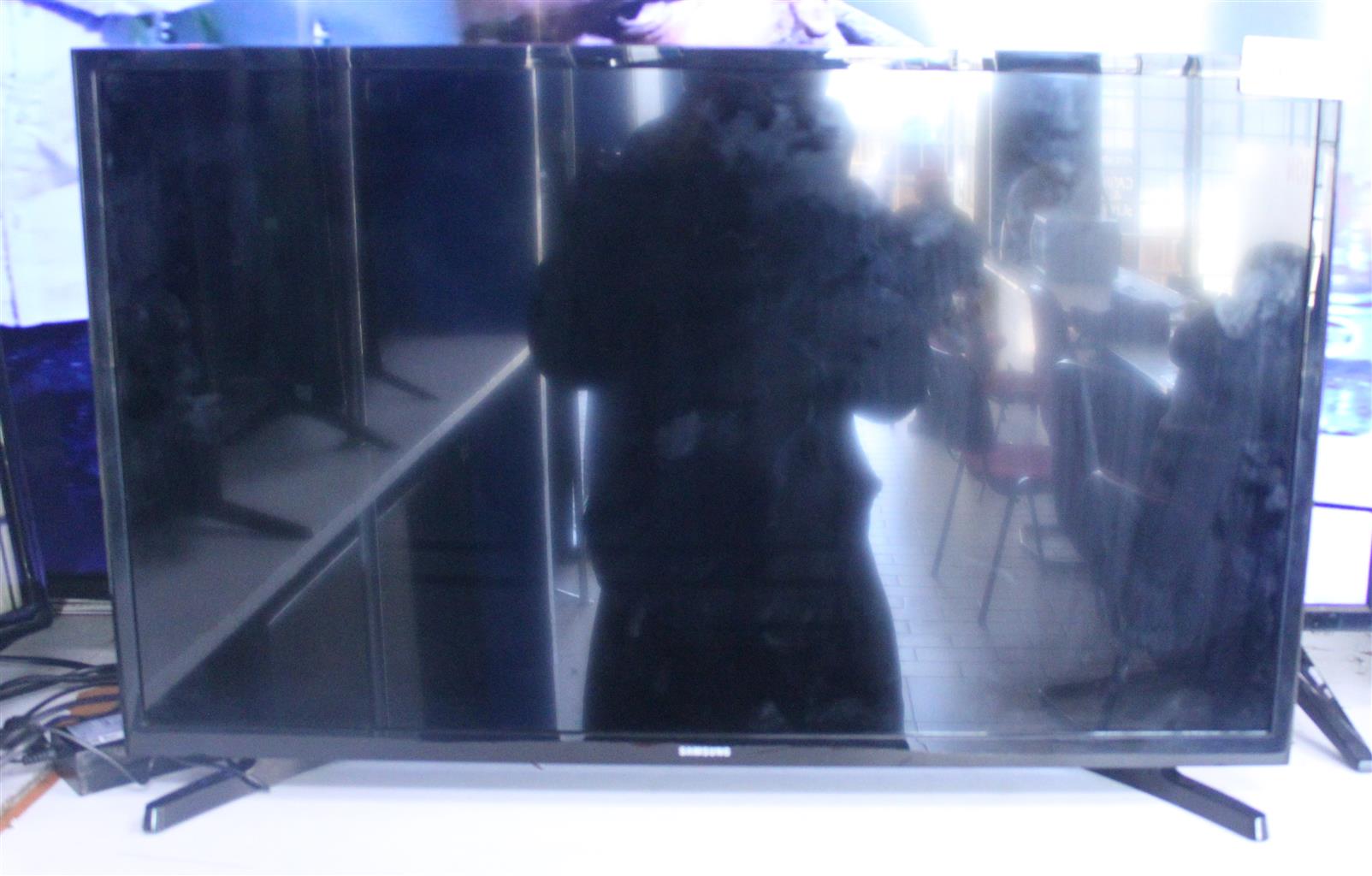 SAMSUNG UA32N5003BR 32 INCH LED TV WITH REMOTE S062962A