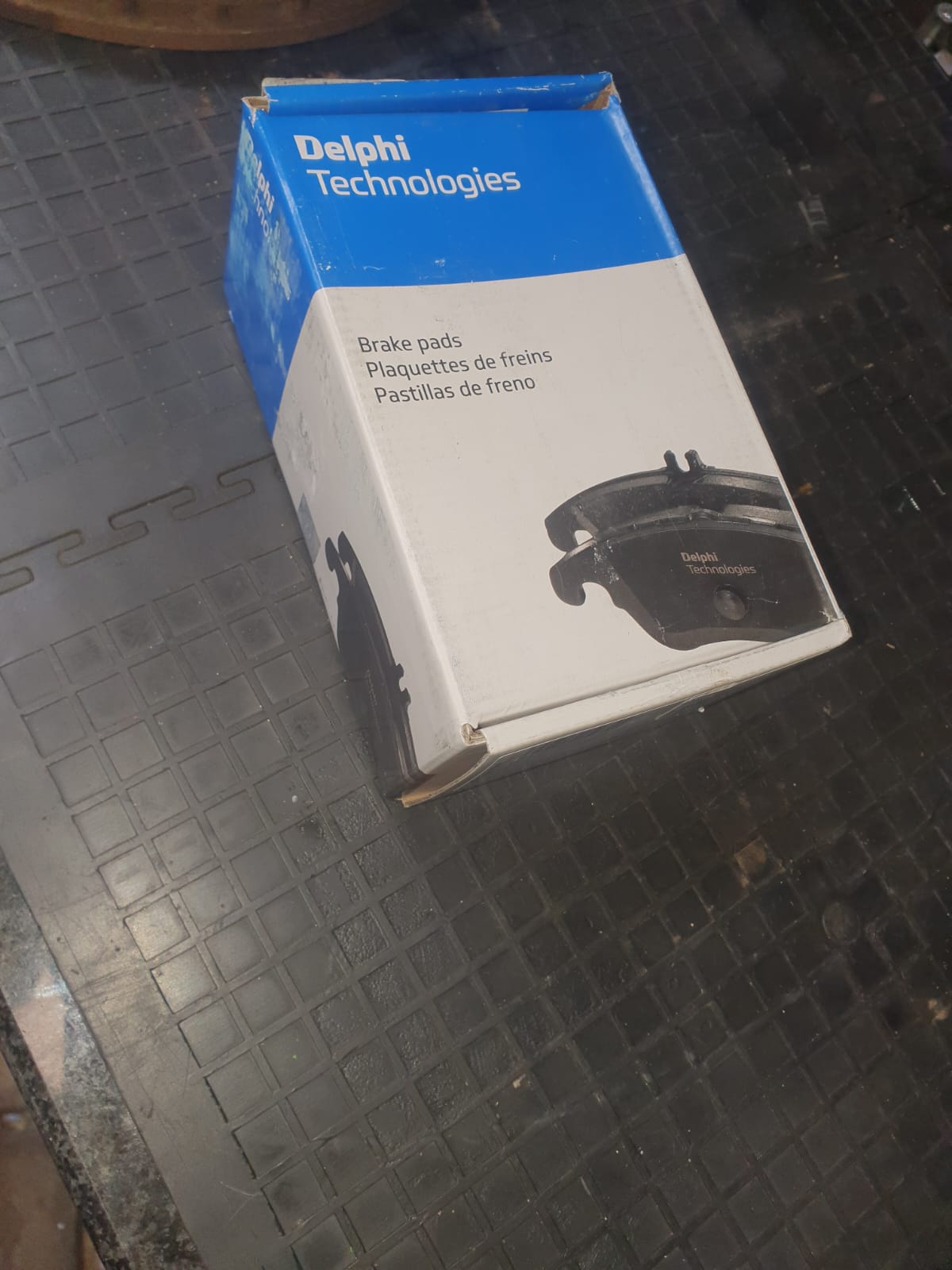 LAND ROVER DISCOVERY 4 BRAKE PADS AND SENSORS BRAND NEW FOR SALE