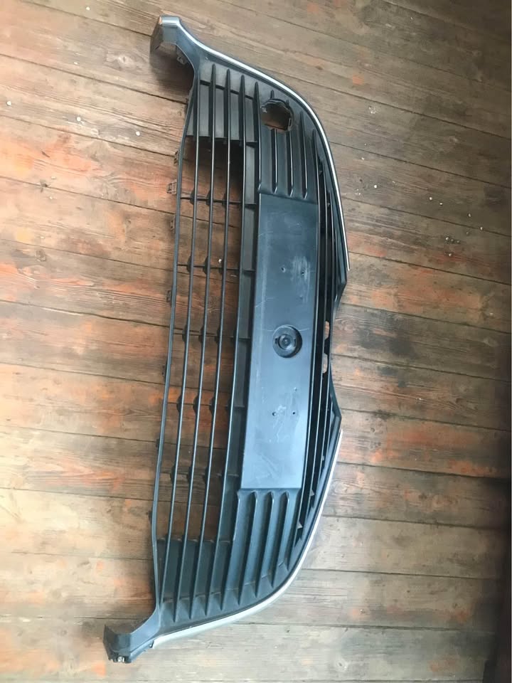 2015 Toyota Yaris centre grill for sale - Private Seller 2015 Toyota Yaris centre grill for sale - Private Seller