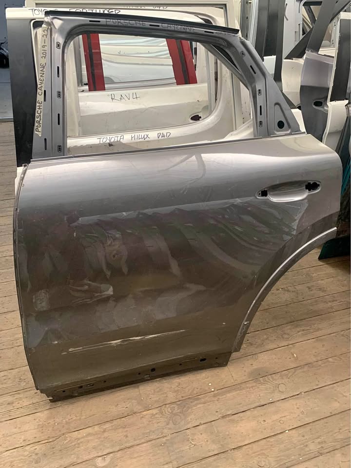 Porsche cayenne 2019 -2022 left rear door