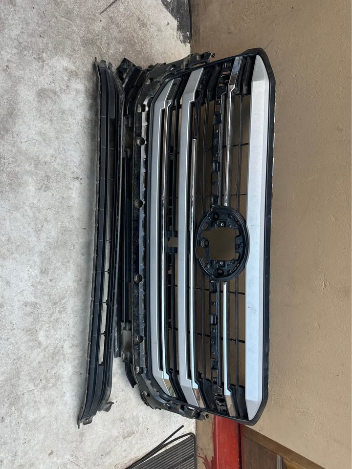 2025/2026 Toyota Quantum Hiace top and lower grille - Private Seller 2025/2026 Toyota Quantum Hiace top and lower grille - Private Seller