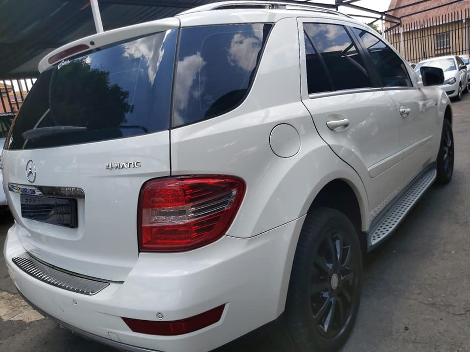 2012 Mercedes Benz MI350 4 Matic Automatic with a leather seat and sunroof Reserves Camera