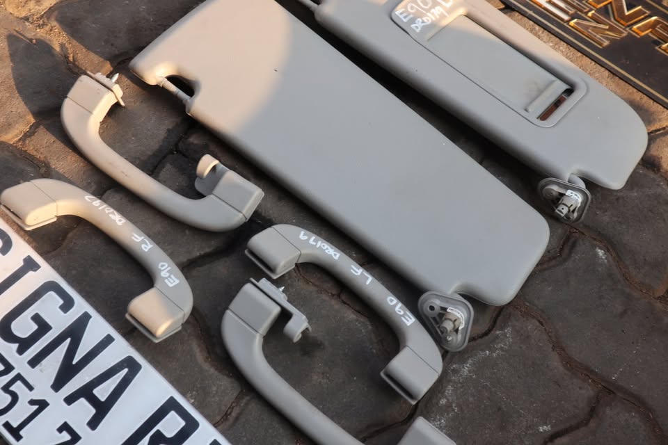BMW E90 FACE LIFT SUN VISORS AND ROOF LINING GRAB HANDELS - Private Seller BMW E90 FACE LIFT SUN VISORS AND ROOF LINING GRAB HANDELS - Private Seller