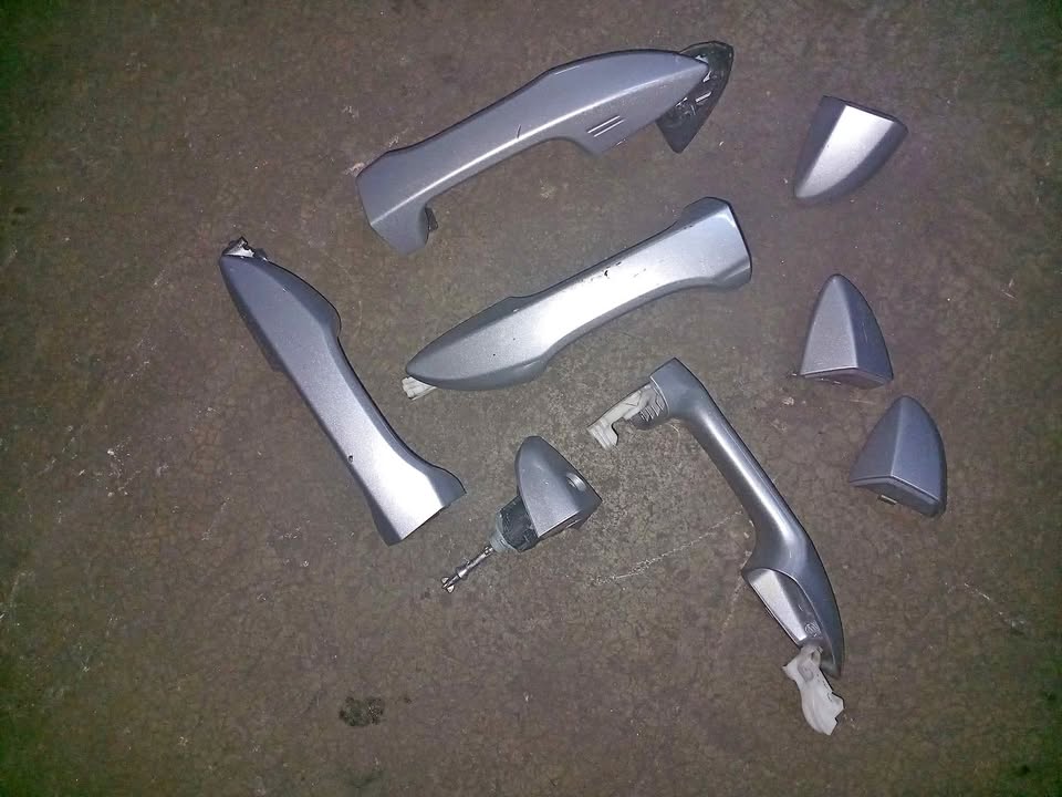 Corolla quest 1.8 complete doors handle Corolla quest 1.8 complete doors handle