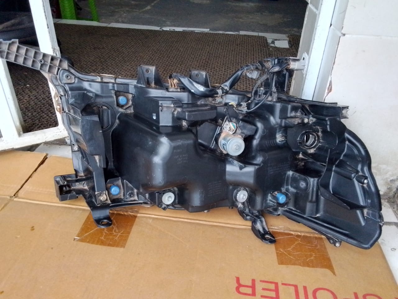(2018-2023) TOYOTA LAND CRUISER PRADO LHS XENON HEADLIGHT - Private Seller (2018-2023) TOYOTA LAND CRUISER PRADO LHS XENON HEADLIGHT - Private Seller