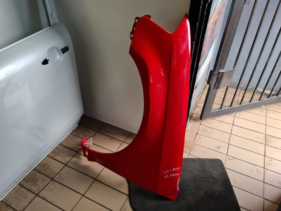 2011 AUDI A3 FENDER LEFTSIDE FOR SALE IN A GOOD CONDITION - Private Seller