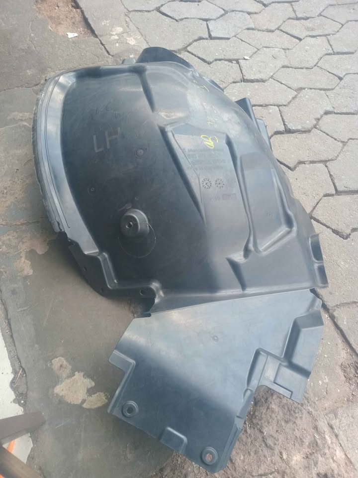 BMW 3 G20 330i 2019 LHD Front Left Wheel Arch Liner Housing 7340927 14564035 - Private Seller BMW 3 G20 330i 2019 LHD Front Left Wheel Arch Liner Housing 7340927 14564035 - Private Seller